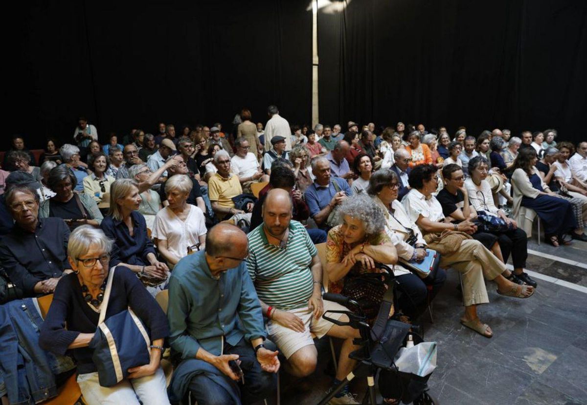 Público asistente a la charla previa a la Feria del Libro de Gijón.