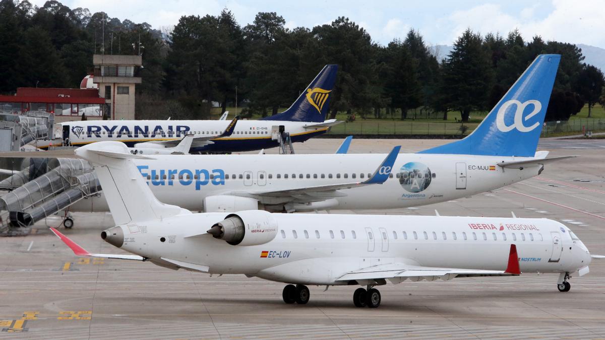 Aviones de Air Europa, Air Nostrum y Ryanair estacionados en el aeropuerto de Peinador