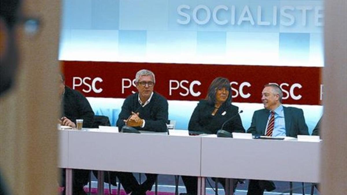 Josep Fèlix Ballesteros, Núria Marín y Pere Navarro, ayer en la reunión de la ejecutiva del PSC.