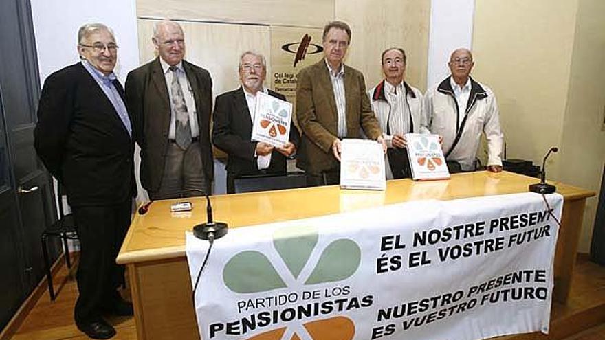 Els membres del Partit dels Pensionistes, ahir, a Girona.