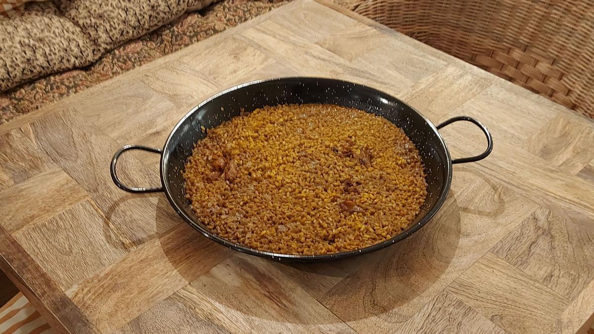 Los exquisitos arroces que elabora Café 56 en Castelló se sirven en mesa y se degustan en el paellón, para no perder el calor entre la cocina y el salón.