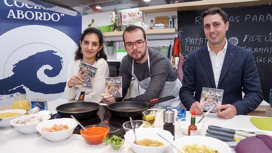 Noelia e Iván elaboraron ayer platos del recetario, junto a Ruy Andrade, &#039;dircom&#039; de Pereira. // Paula Fariña