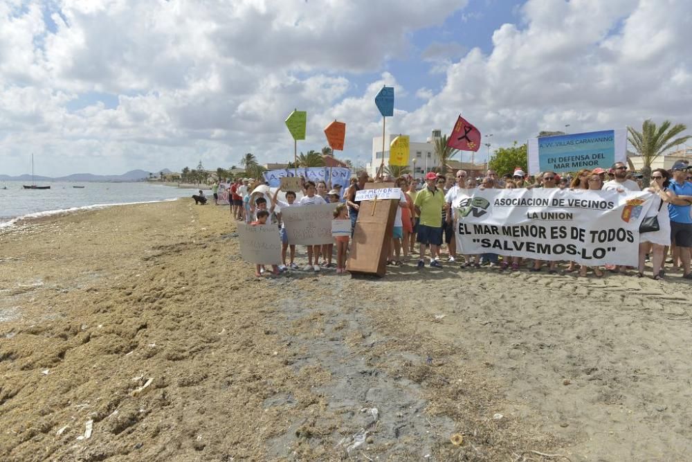 Protesta ante un Mar Menor que amanece cubierto de espuma