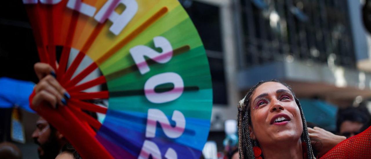 Una joven con un abanico en apoyo a la campaña de Lula para las presidenciales participa en una fiesta del Carnaval de Río de Janeiro.