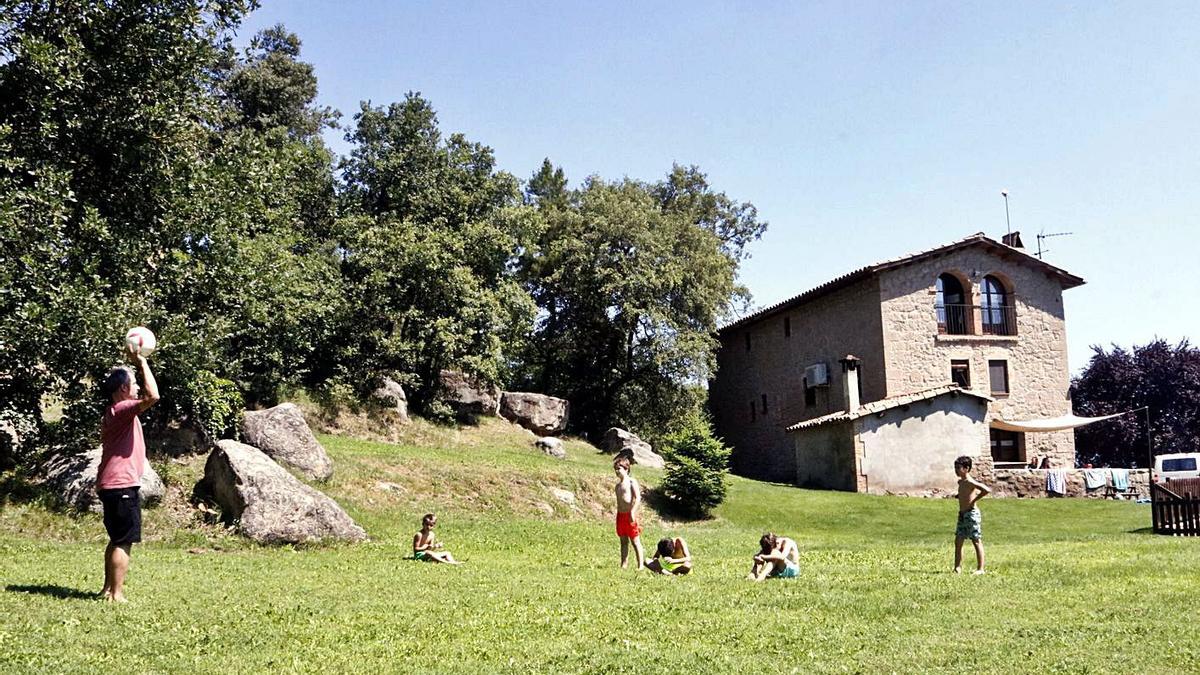 Hostes de la casa rural La Barraca, de Casserres, jugant a futbol