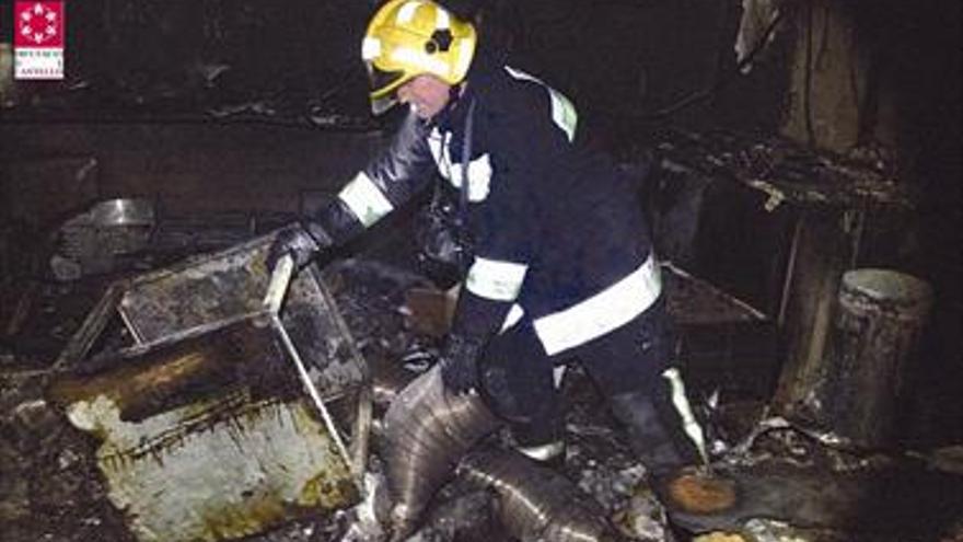 Desalojan un edificio en Vila-real por un incendio en un restaurante