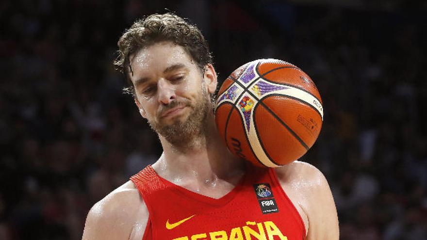 Pau Gasol, con el balón en el hombro, durante el duelo de cuartos.