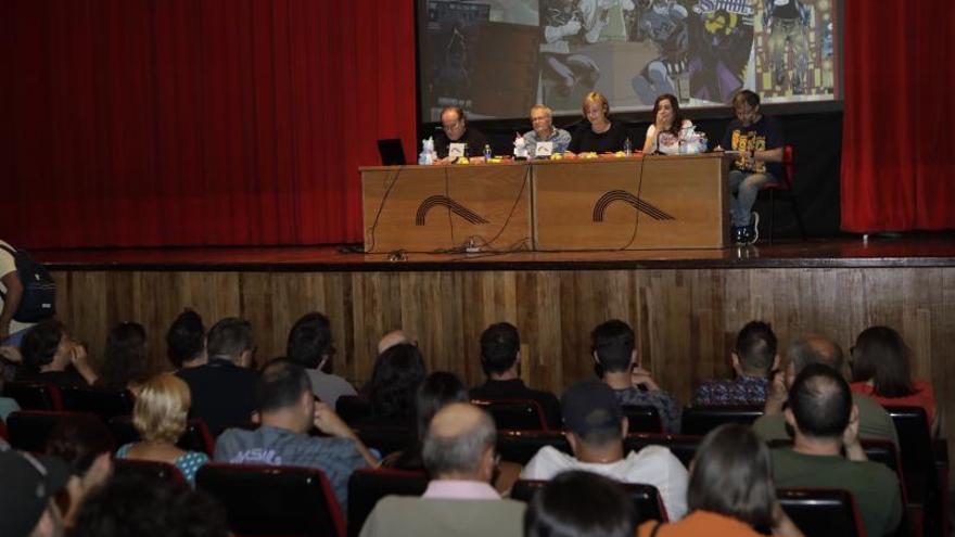 Germán Menéndez, Ángel de la Calle, Mariví Monteserín, Yolanda Alonso –edil de Cultura– y Jorge Iván Argiz en la clausura.| F. R.