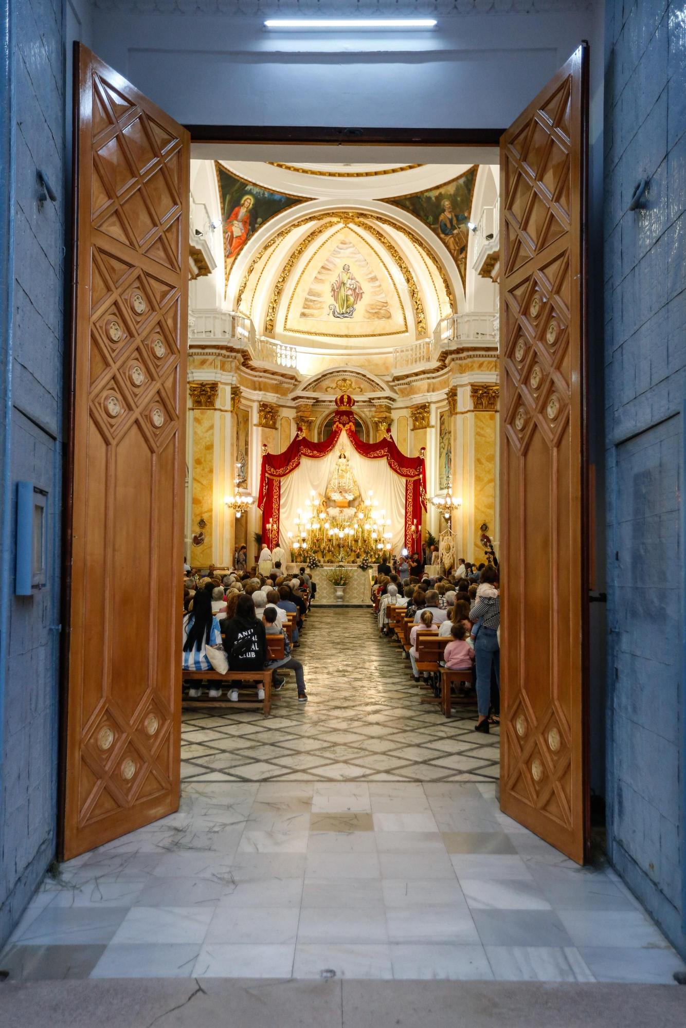 Puertas abiertas de par en par en la iglesia de San Bartolomé con un deseo de hermandad.