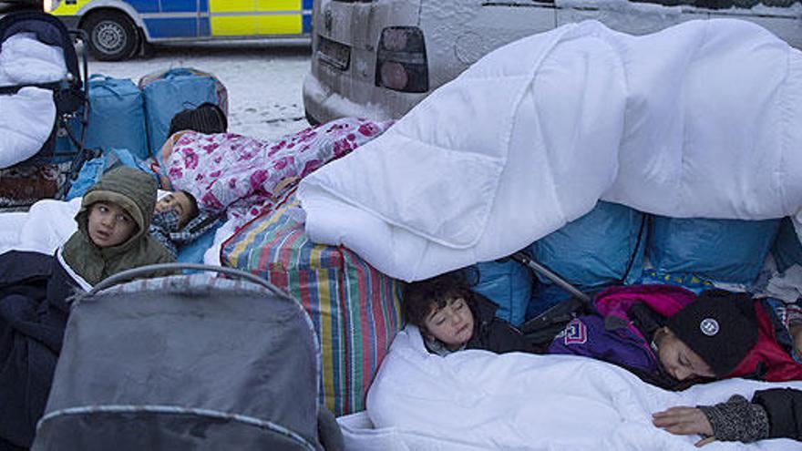 Niños sirios junto a una oficina de inmigración en Estocolmo