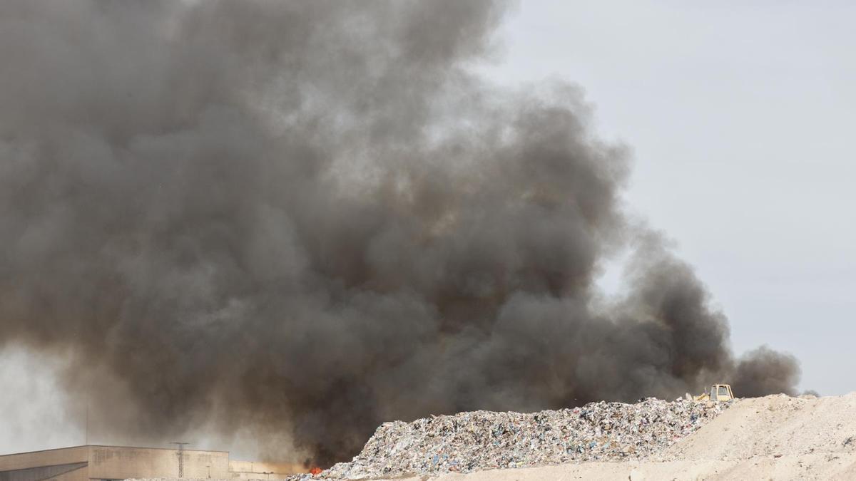 Se declara un incendio en el vertedero de Fontcalent