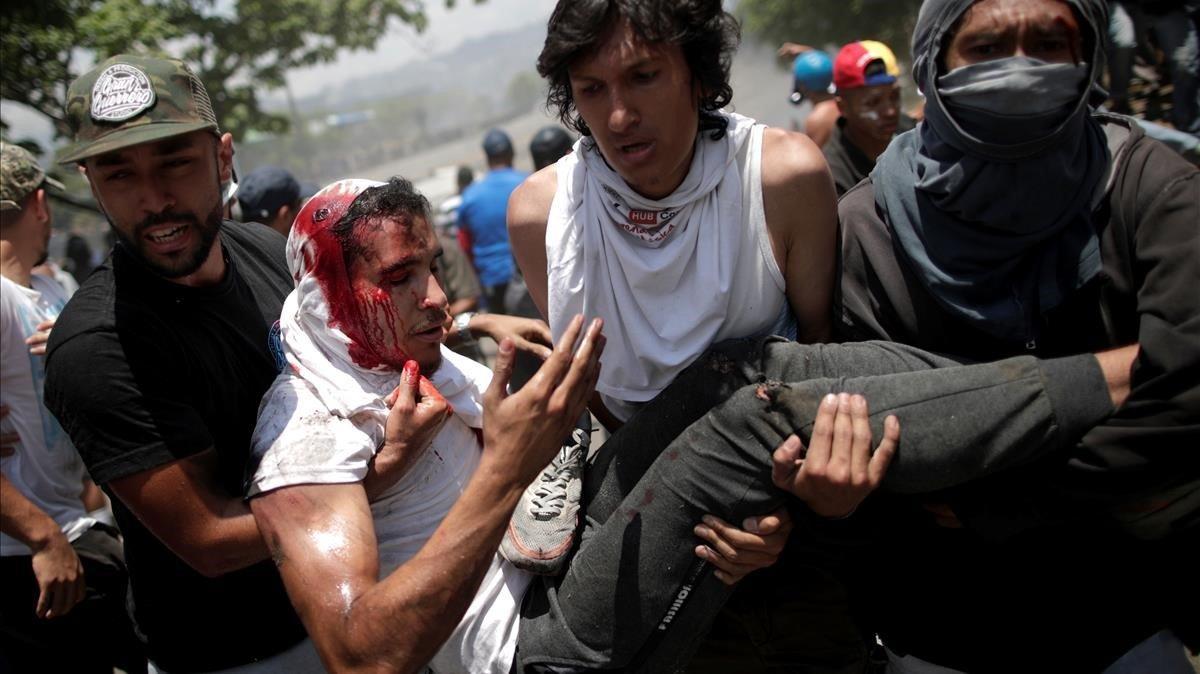 Un manifestante herido, tras ser arrollado por una tanqueta.