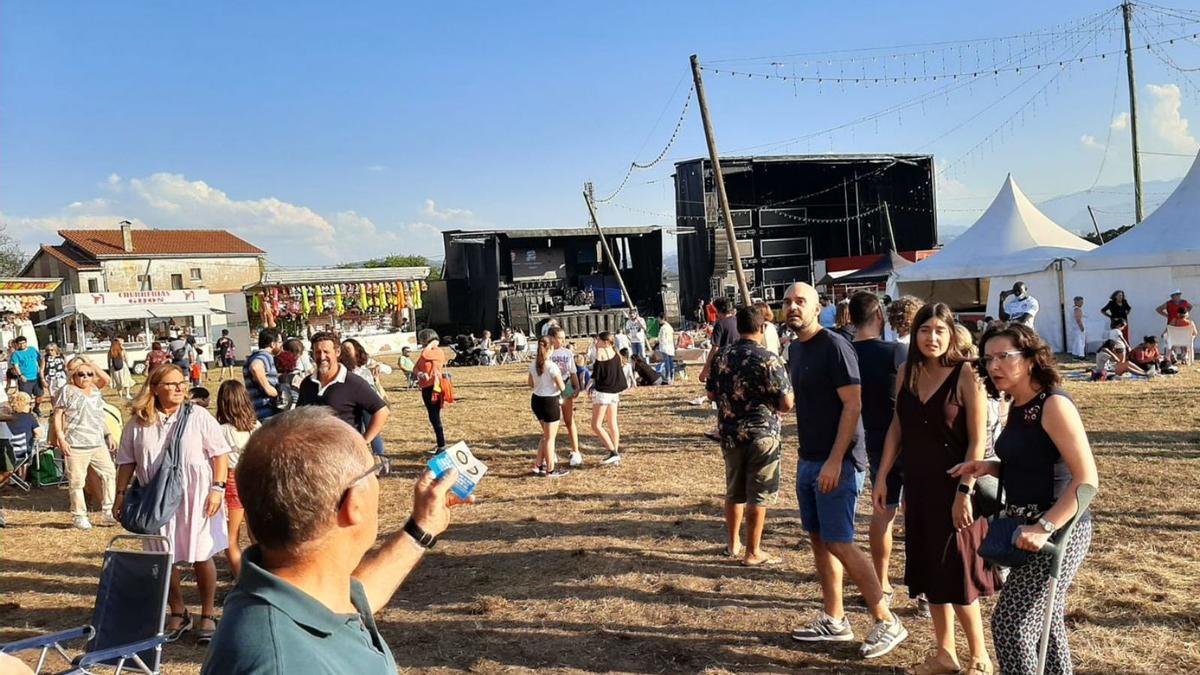 Ambiente en la merienda campestre de ayer en Lugones. | L. Palacios