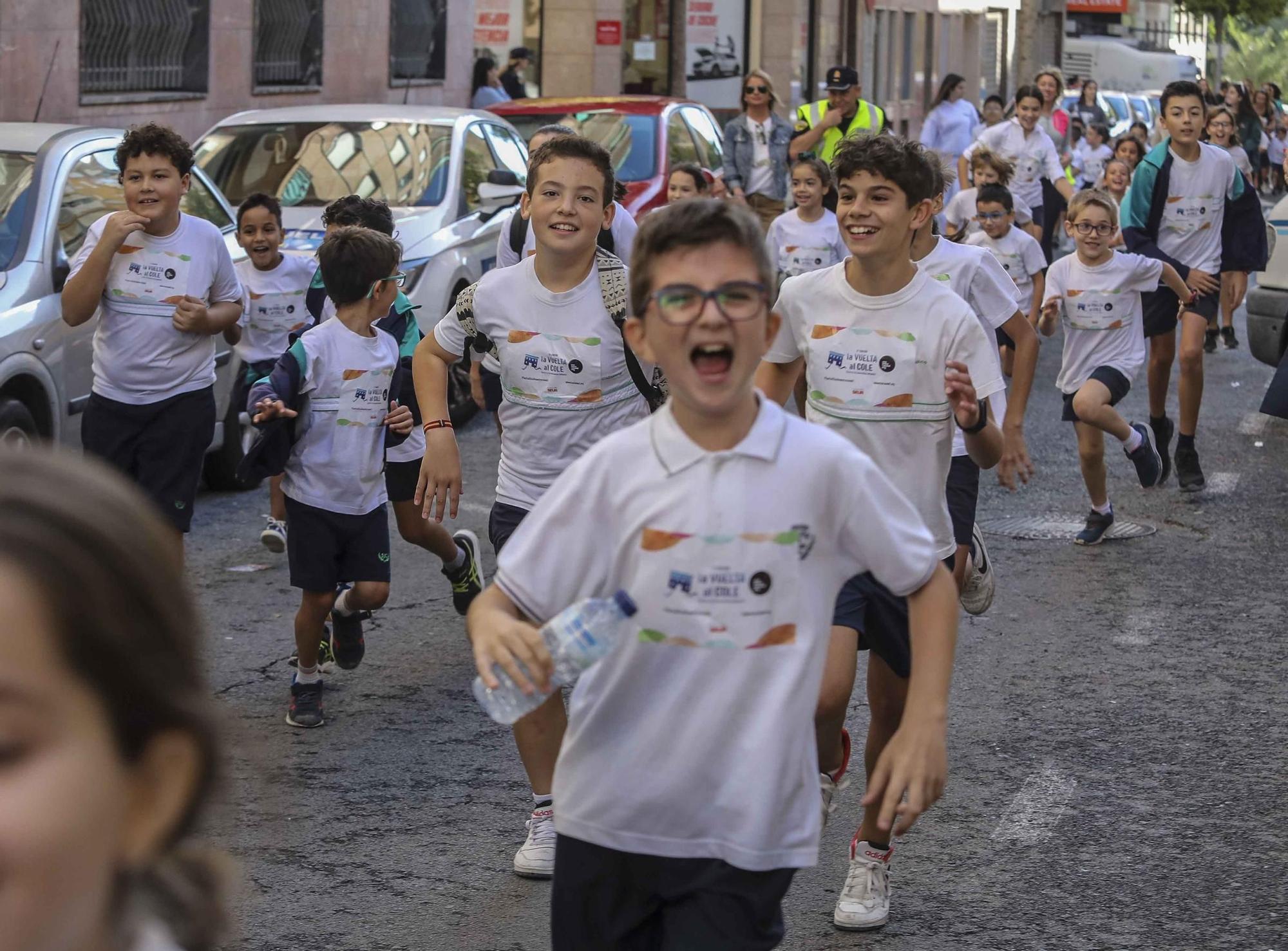 La carrera solidaria contra la leucemia infantil en el colegio San Jose de Calasanz Elche