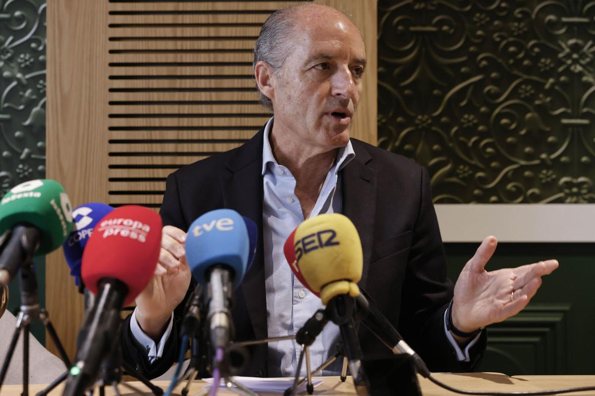 El expresident Francisco Camps, en la presención de una encuesta este lunes, en València.