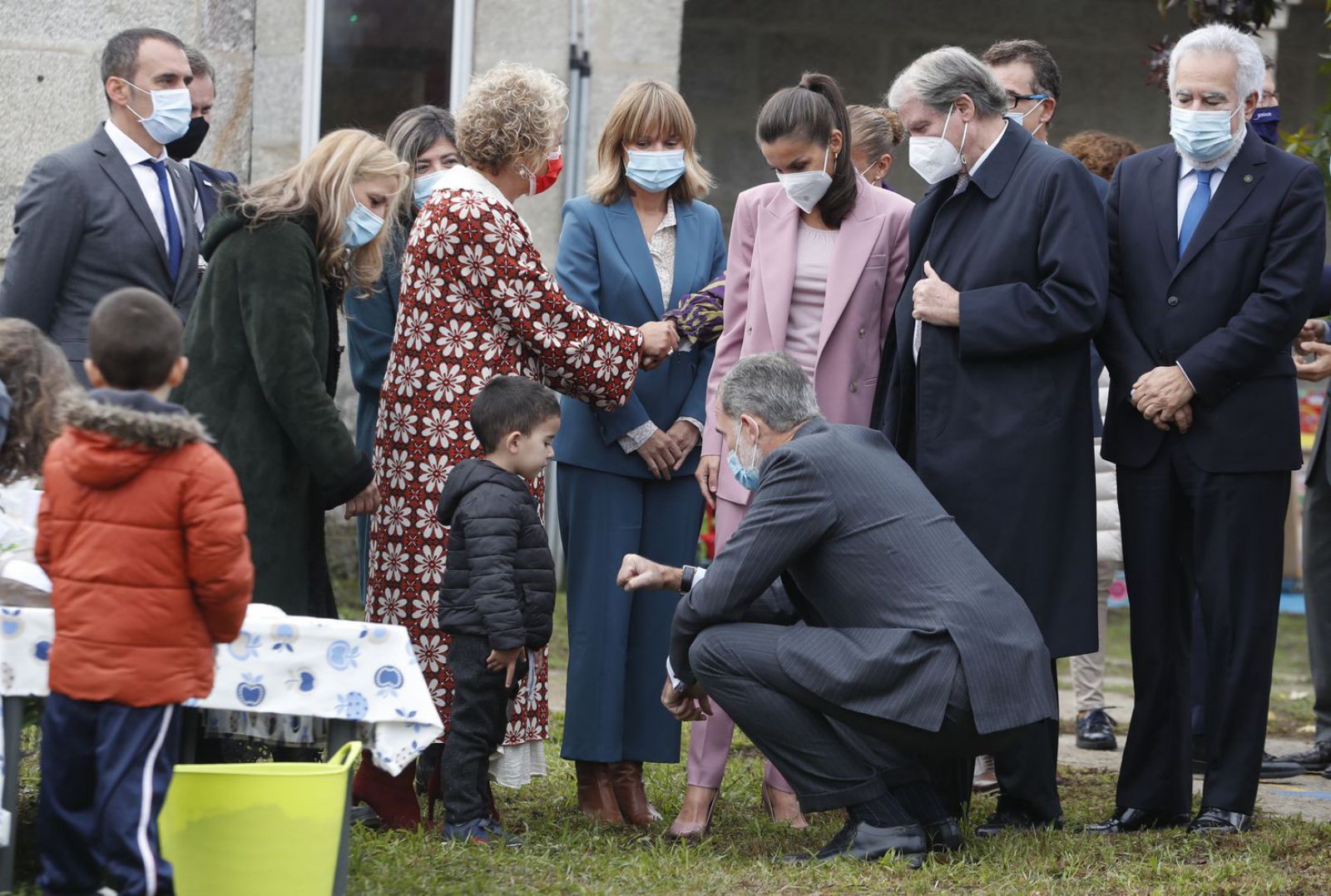 Felipe VI saluda a un niño durante la visita  al aula de Bladráns