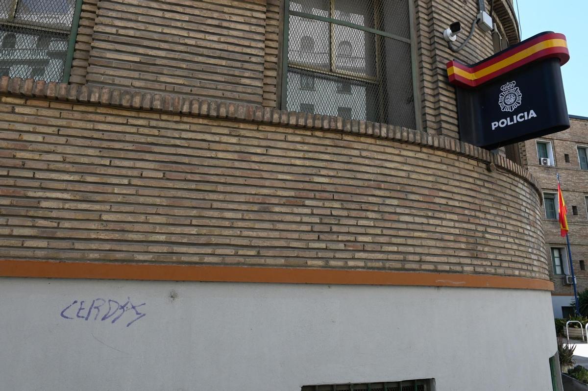 Pintada en la fachada de la comisaría de Mayandía por parte de un joven de 19 años, a quien se ha detenido una vez que la Policía le ha itnervenido speed y hachís.