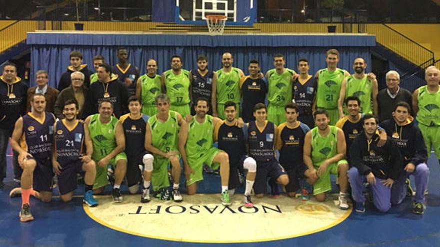 Los equipos de los veteranos del Unicaja y del Novaschool de Liga EBA posan antes del partido.