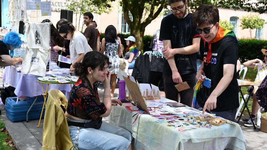 Feria Marica de ayer, celebrada en los jardines frente a Belas Artes. | Rafa Vázquez