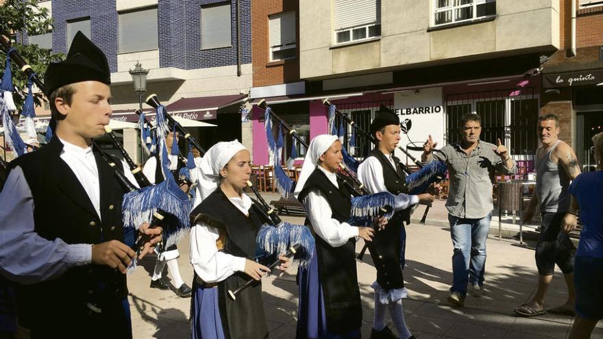 La banda de gaitas &quot;Ciudad de Oviedo&quot;, durante un pasacalles