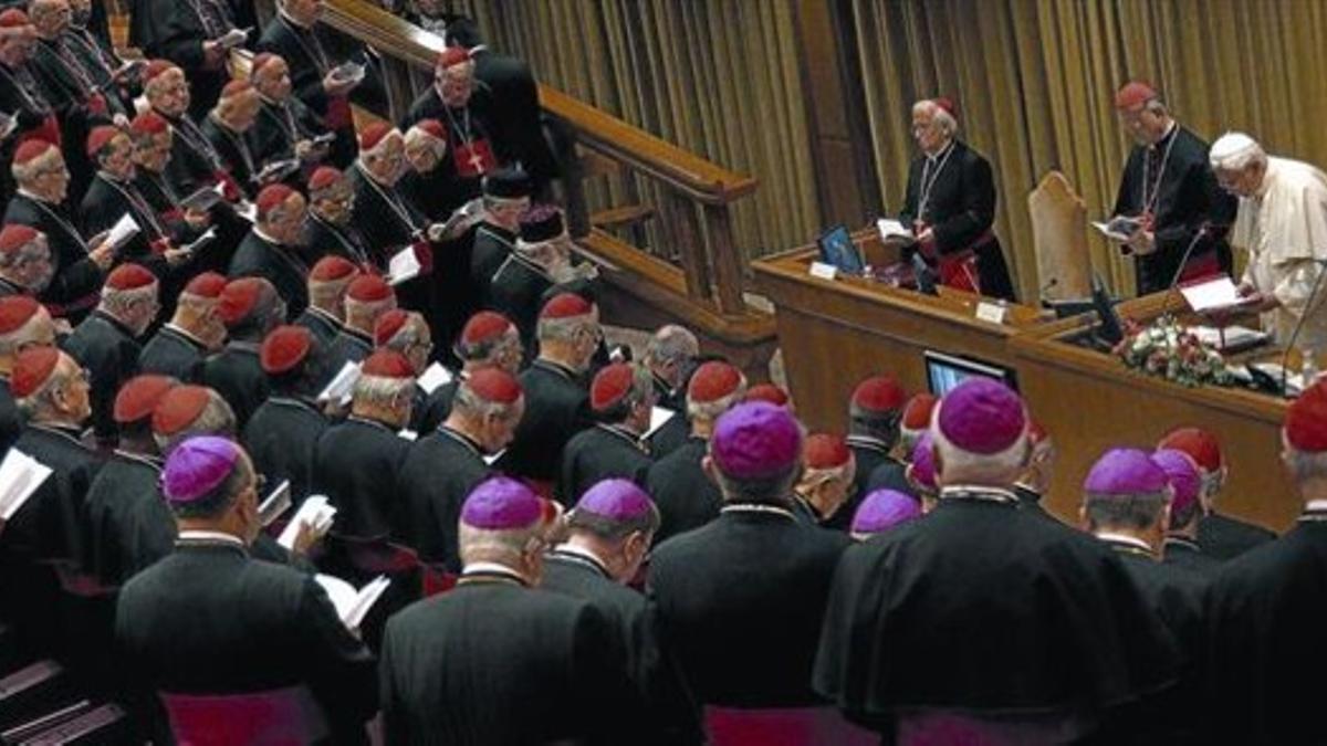 Benedicto XVI lee una plegaria antes del inicio de la reunión de cardenales de ayer en Roma.