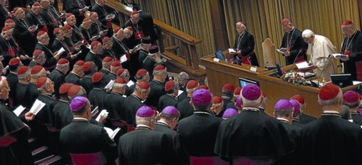 Benedicto XVI lee una plegaria antes del inicio de la reunión de cardenales de ayer en Roma.