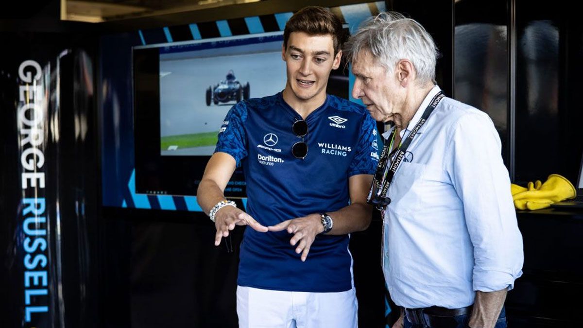 George Russell, en el box de Williams junto al actor Harrison Ford