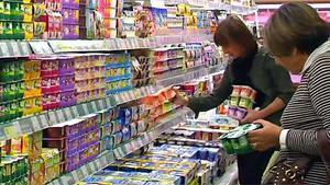 Gran variedad de yogures en un supermercado.