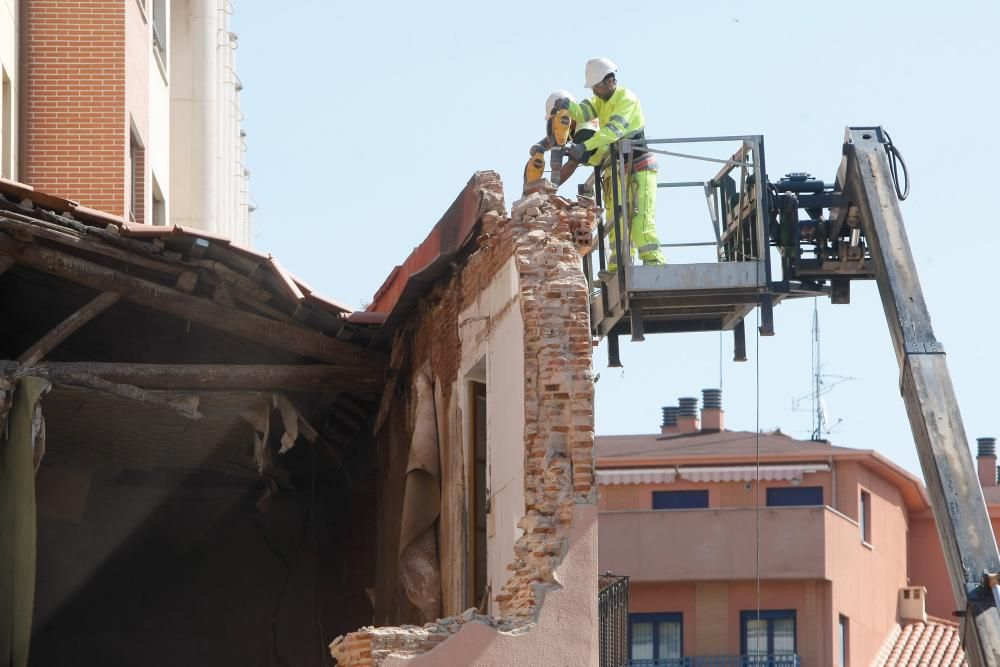 Comienza el derribo del edificio de La Feria