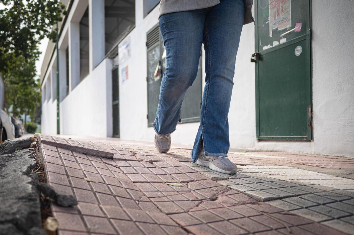 Parte de la acera levantada frente al Polideportivo Manuel Santaella