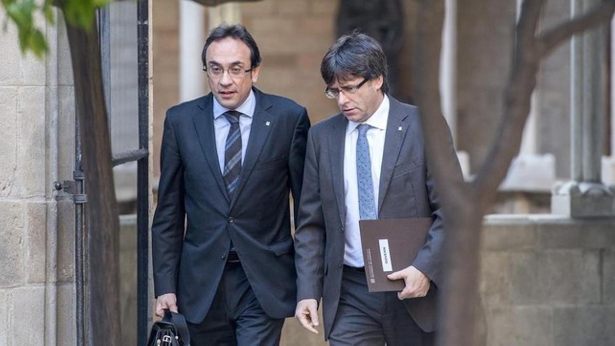 El 'conseller' de Territori, Josep Rull, y el presidente de la Generalitat, Carles Puigdemont.