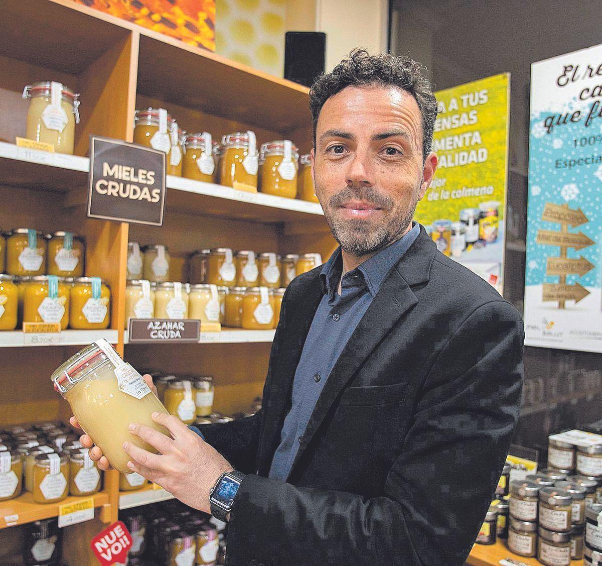 Adrián Martínez Primo, CEO de Primo Mendoza S.L., en una de sus tiendas.