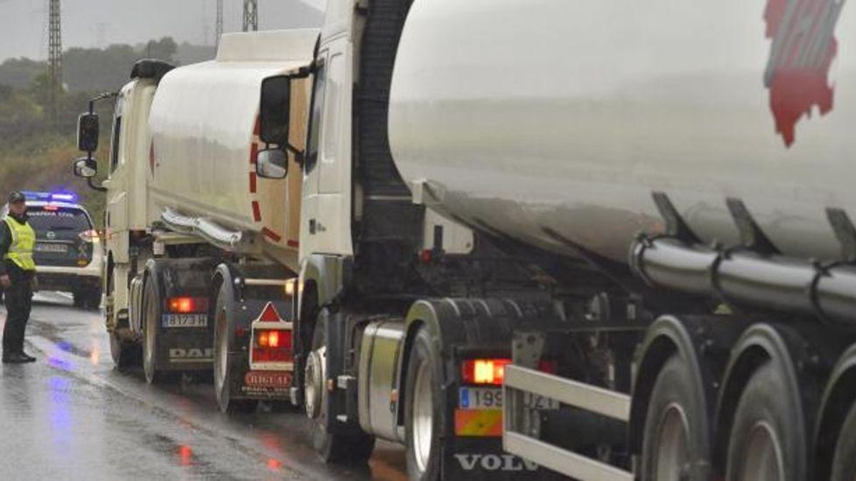 Un vehículo de la Guardia Civil abre paso a un convoy.