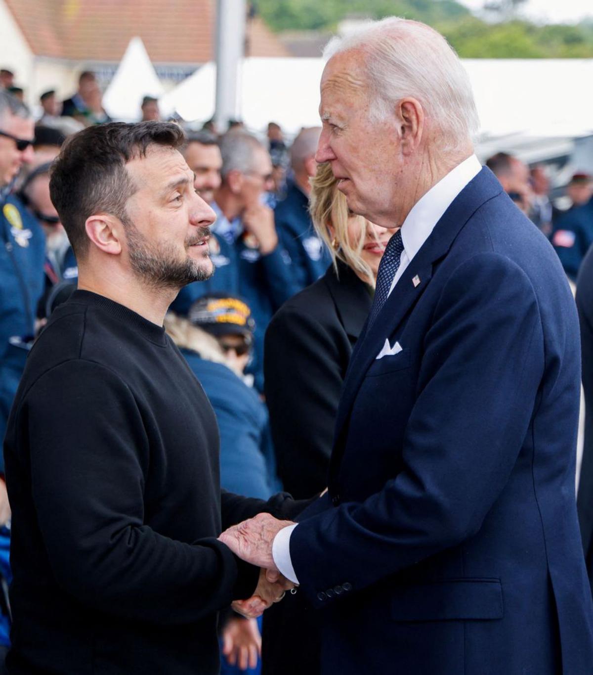 Joe Biden saluda a Volodímir Zelenski, durante las celebraciones por el 80 aniversario del Desembarco de Normandía.
