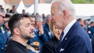 Joe Biden saluda a Volodímir Zelenski, durante las celebraciones por el 80 aniversario del Desembarco de Normandía.