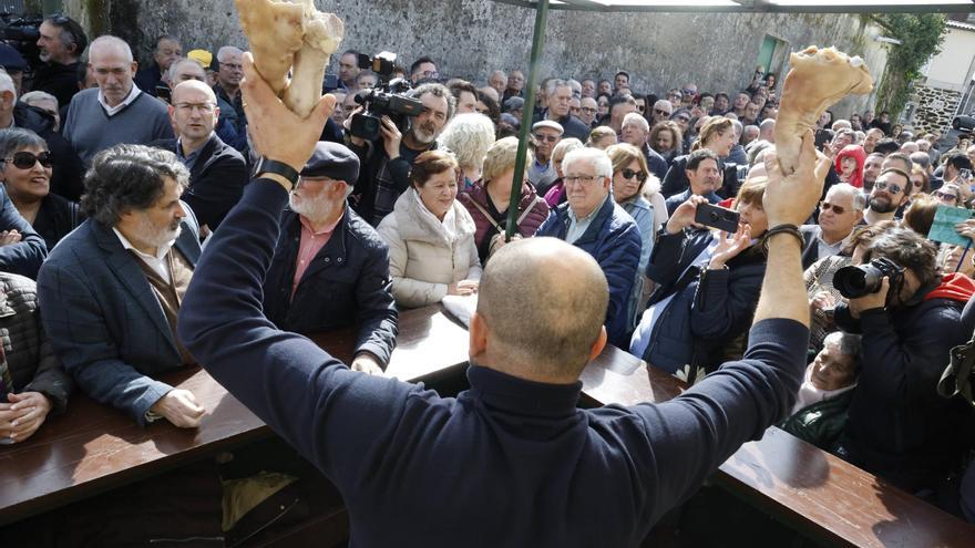 Día grande en el barrio compostelano de San Lázaro con la subasta de las uñas