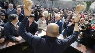 Día grande en el barrio compostelano de San Lázaro con la subasta de las uñas