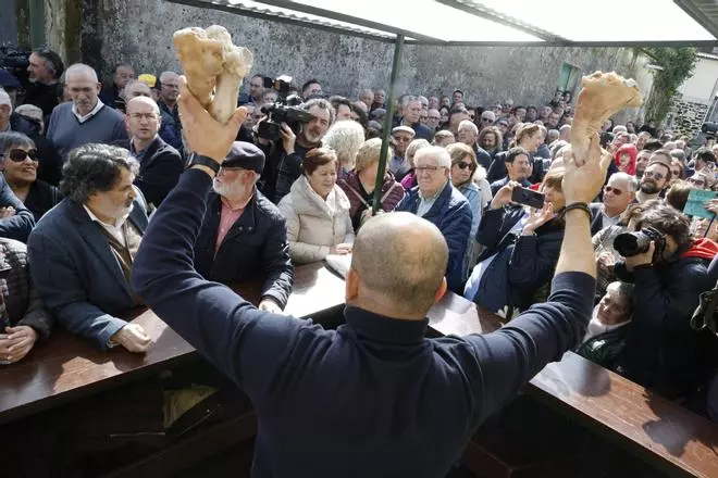 Broche de oro en San Lázaro con la subasta de las uñas