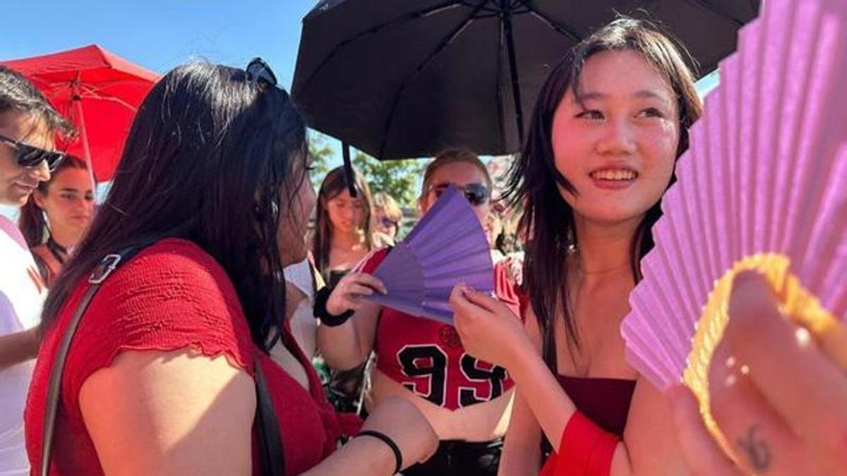 Fans llegados de distintos puntos de España y del extranjero comparten la previa del primer concierto de BTS en territorio español.