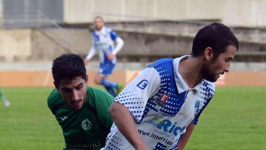 Un jugador del Portonovo conduce el balón en un partido. // R. Vázquez