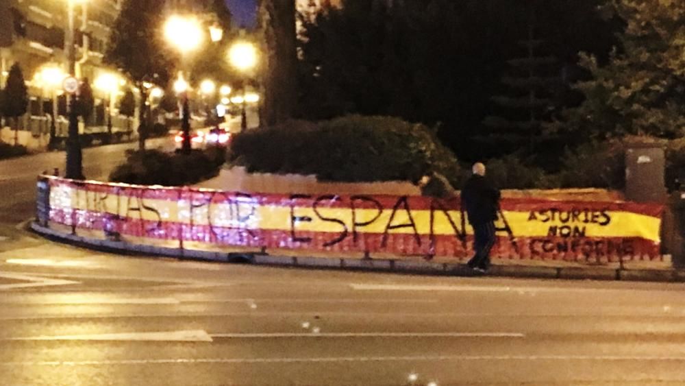 Banderas y mensajes patrióticos en Oviedo