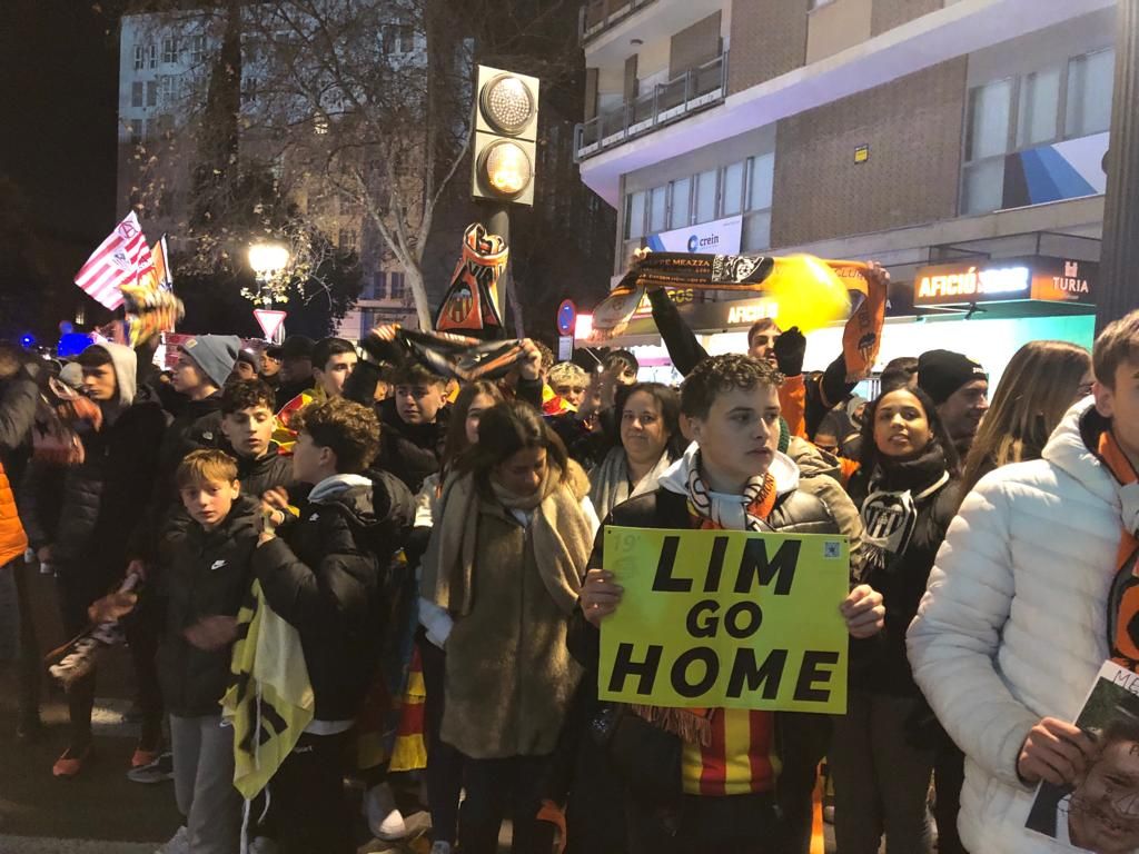 El 11-F, en imágenes: El valencianismo protesta contra Peter Lim