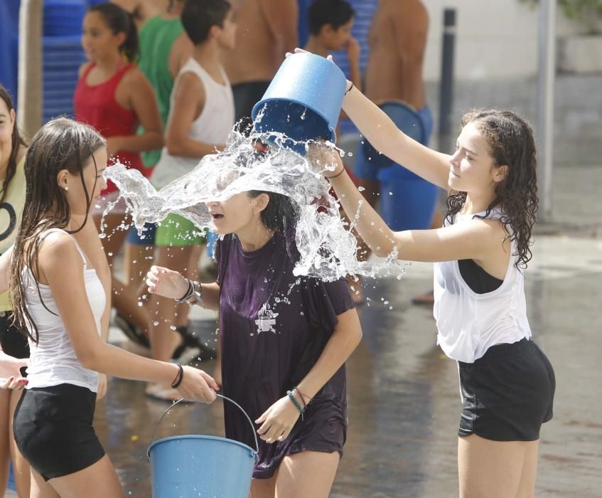 Un centenar de personas participan en la poalà, que se celebra en la plaza del Puente, en el Casco Antiguo de Alicante