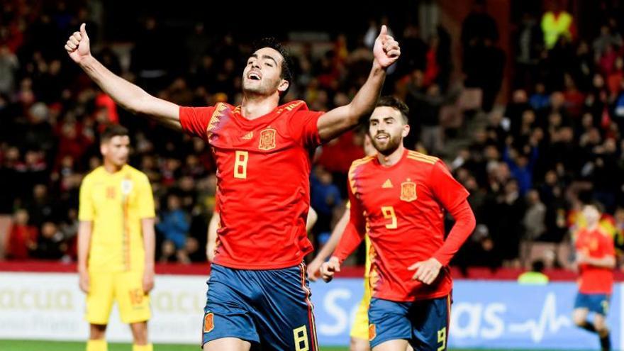 Mikel Merino celebra el gol ante Rumanía.