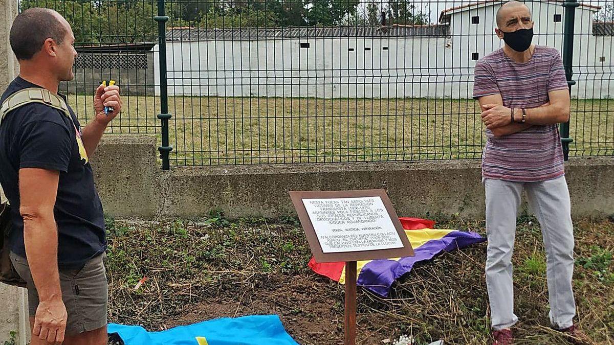 Por la izquierda, Joaquín Álvarez y Manuel Amago, ayer, durante la colocación de la placa.