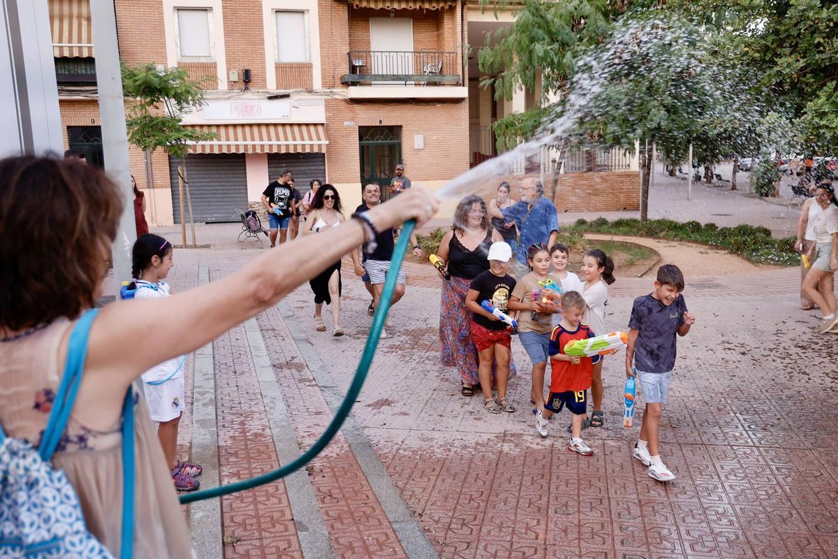 Córdoba. Plaza de las Artes. Actividad que ayude a refrescarse un poco para soportar mejor las altas temperaturas. Con el título “Flis flas. Fresquitas a fin de mes” la AV Diana y Ecologistas en Acción, con el apoyo de Siempreviva, convocan a la ciudadanía a asistir con sus pulverizadores y pistolitas de agua para una “peleílla acuática”