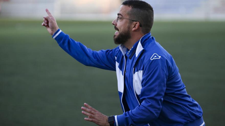 Santi Rico da instrucciones a sus jugadores durante un partido.