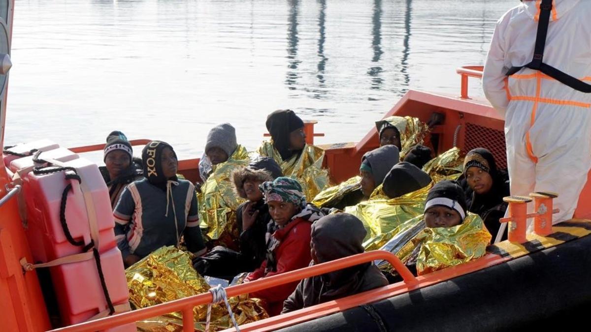 Llegada de un grupo de menores y mujeres inmigrantes al puerto de Melilla tras ser rescatados por Salvamento Maritimo.