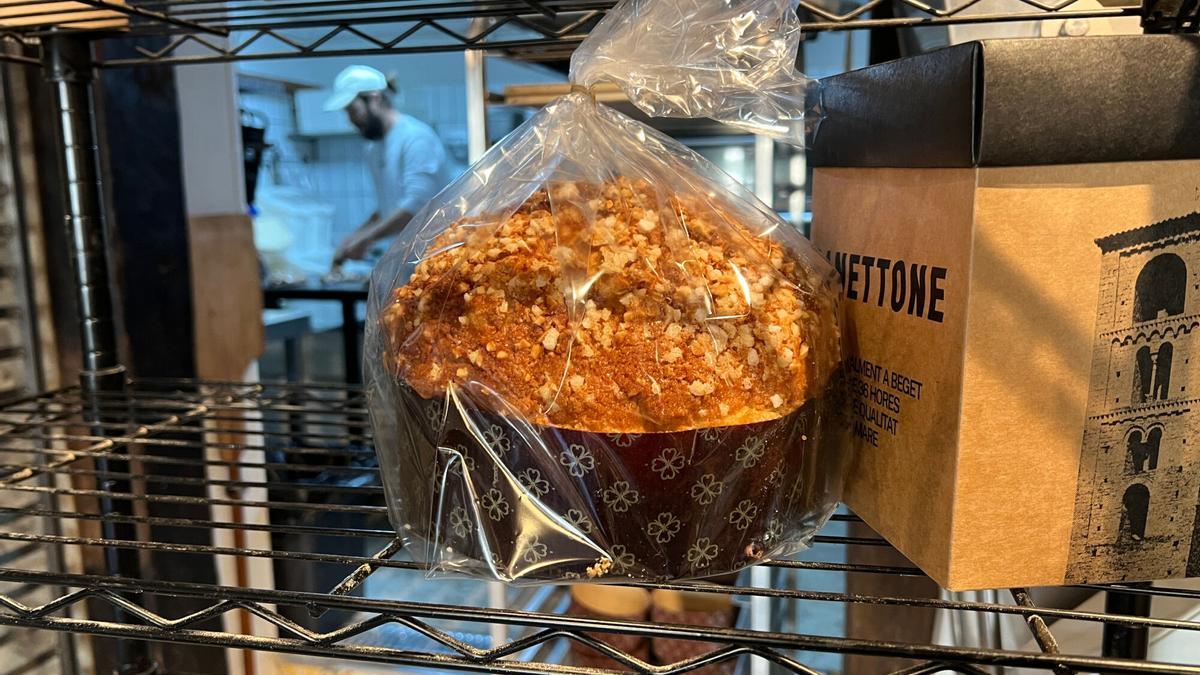 Un dels panettones amb l'obrador Ricolta de fons.