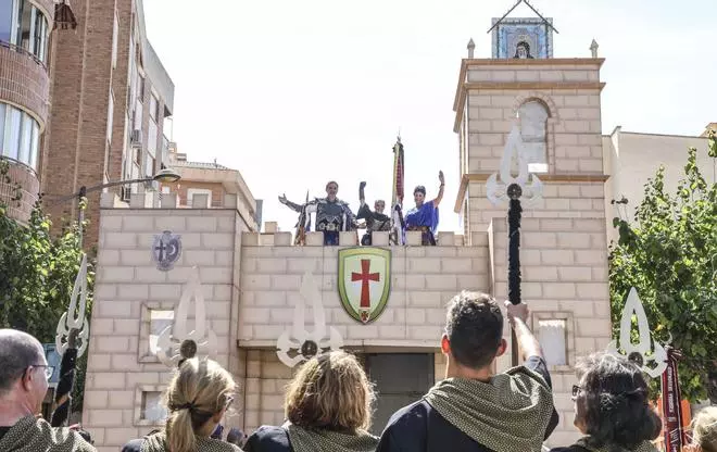 Los cristianos reconquistan el castillo en el último día de los Moros y Cristianos en Mutxamel